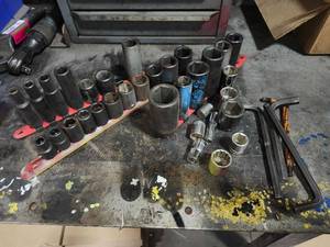 lot 49306 image: Armstrong Impact Socket Set with Holder