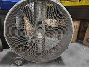 lot 49337 image: Air King 9236D High Velocity Industrial Drum Fan&nbsp