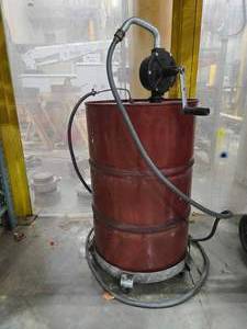 lot 34451 image: Mobil DTE 25 Hydraulic Oil Drum with Manual Pump