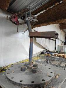 lot 49403 image: Industrial Pipe Vise Stand with Chain Mount&nbsp