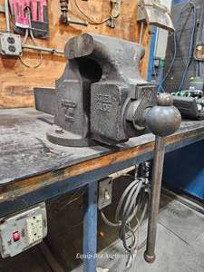 lot 48753 image: Vintage RIDGID Steel Base Bench Vise