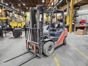 lot 17A image: 2012 Toyota 4500lb Capacity Propane Forklift Model 8FGU25