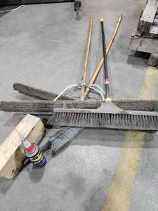 lot 35434 image: Industrial Cleaning Supply Set with WD-40&nbsp