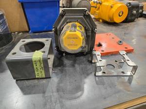 lot 34492 image: Industrial Moniteur Display Housing and Mounting Kit&nbsp&nbsp