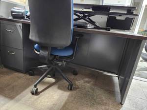 lot 35464 image: Modern Office Desk Set with Ergonomic Chair&nbsp