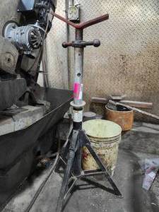 lot 36881 image: Sumner 2,500 lb Capacity Jack Stand