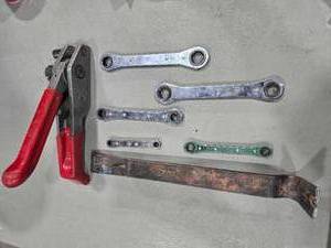 lot 36919 image: Ratcheting Wrench Set with Pry Bar