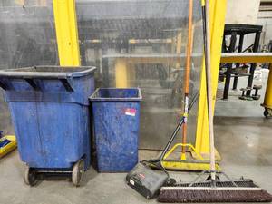 lot 43935 image: Commercial Cleaning Equipment Set