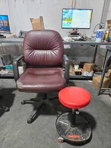 lot 50232 image: Used Office Chair and Shop Stool Set&nbsp