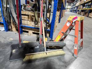 lot 50303 image: Werner 2ft Heavy Duty Ladder with Cleaning Tools