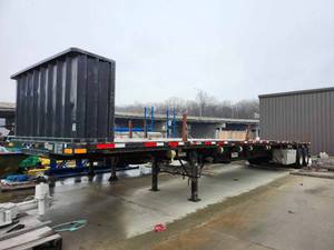lot 64 image: 2011 Transcraft 48 x 102 Flatbed Trailer