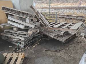 lot 50455 image: Lot of Used Wooden Pallets - 10 Pieces