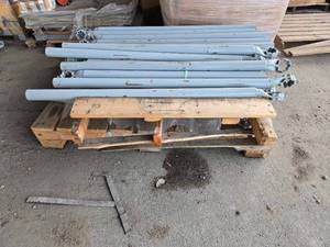 lot 45312 image: Lot of Industrial support posts
