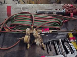 lot 48684 image: Victor Torch Set With Hoses And Gauges