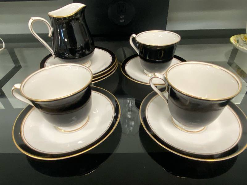lot 2541 image: 3 China tea cups and Saucers with a cream container and saucer. (8) total pieces