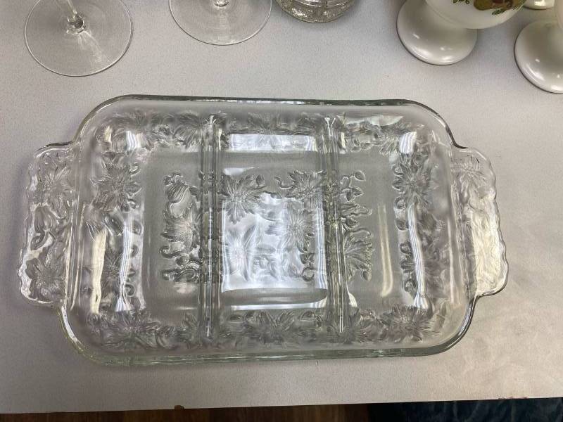 lot 2546 image: Vintage Rectangle Relish or cheese tray- Excellent Condition