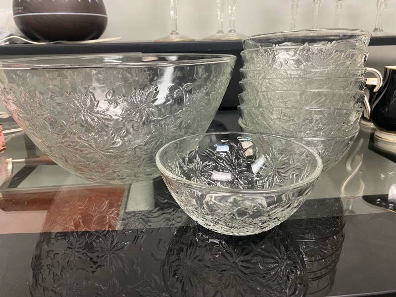 lot 2547 image: Stunning Vintage Salad Bowl with (8) small bowls. (9) pieces total