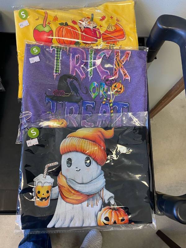 lot 2562 image: (3) HalloweenFall T-shirts Size- Small