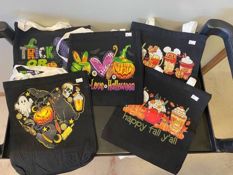 lot 2567 image: (5) FallHalloween Medium Sized bags