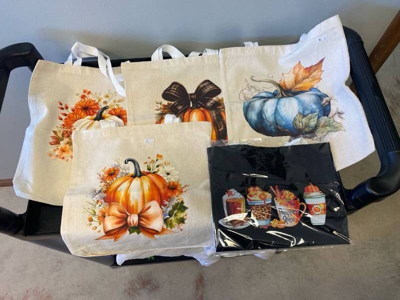 lot 2568 image: (5) Fall bags. (4) Large Bags and (1) Medium sized bag