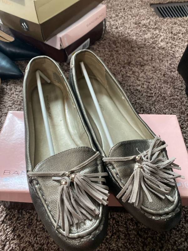 lot 2587 image: BANDOLINO LINZER ALMOND TOE TASSEL SLIP ON LOAFERS Size 11