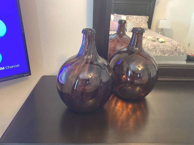 lot 250 image: (2) piece decorative vase set- Purple Amethyst