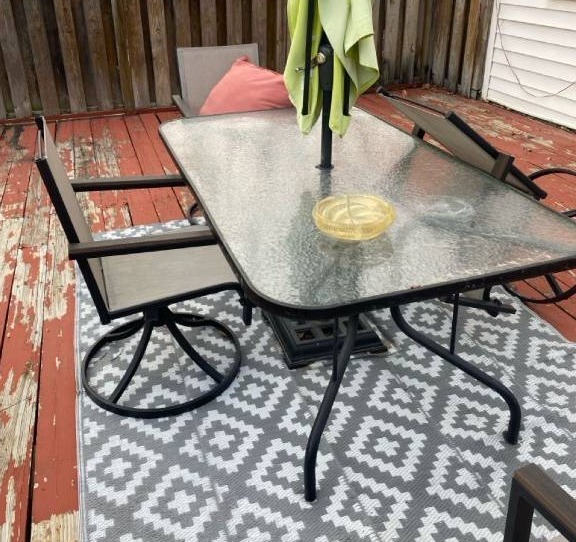 lot 19 image: (4) Piece outdoor swivel chairs. (chairs only)
