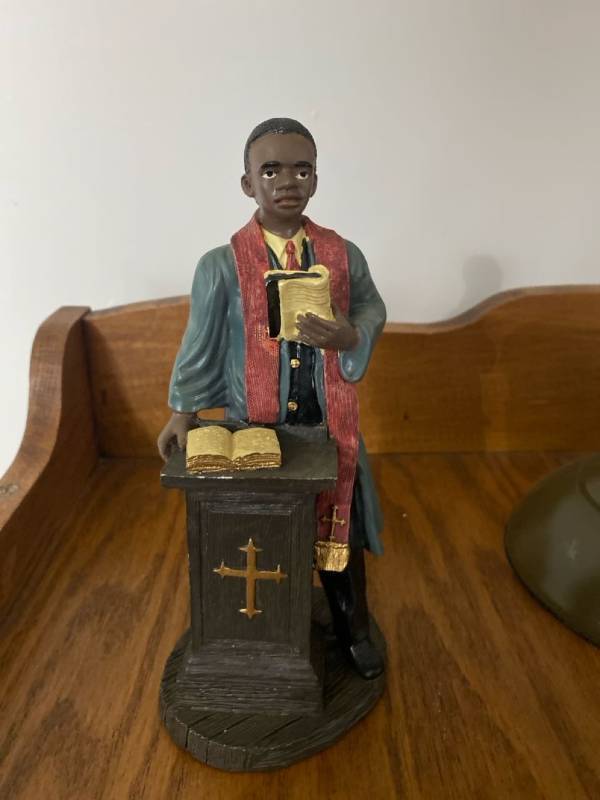 lot 35 image: Black African American Preacher Pastor Minister at Pulpit Figurine Vintage