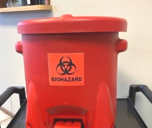 lot 2248 image: 10 Gallon Biohazard trashcan