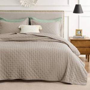 lot 12088 image: Bedsure King Size Quilt Set, Soft Ultrasonic King Quilt Bedding Set, Clover King Bedspread, Lightweight Bedding Coverlet for All Seasons (Includes 1 Taupe Quilt, 2 Pillow Shams)
