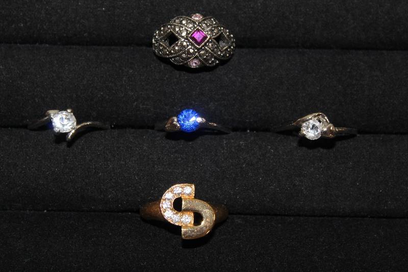lot 7690 image: Lot of 5 Womens Rings- Various Colors and Sizes- Pretty