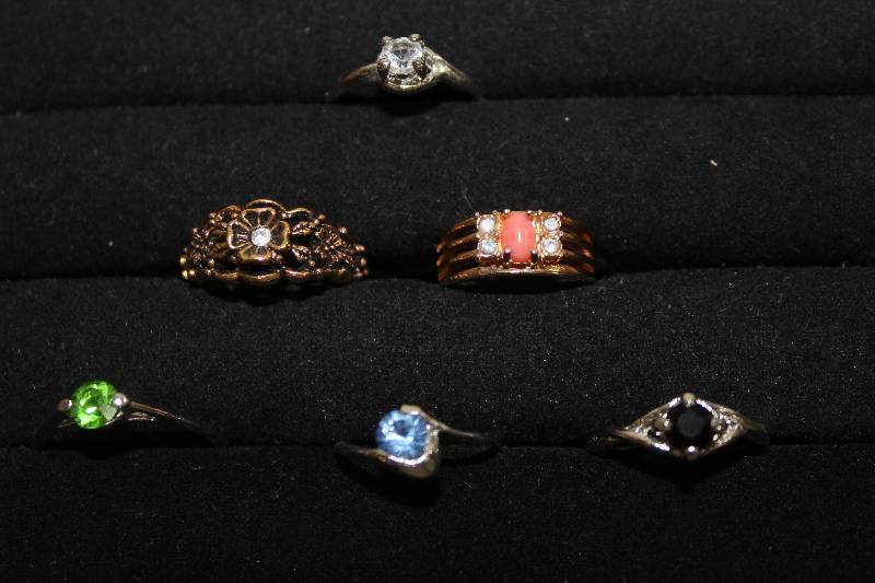 lot 7695 image: Lot of 6 Womens Rings- Various Colors, Sizes, and Styles- Pretty