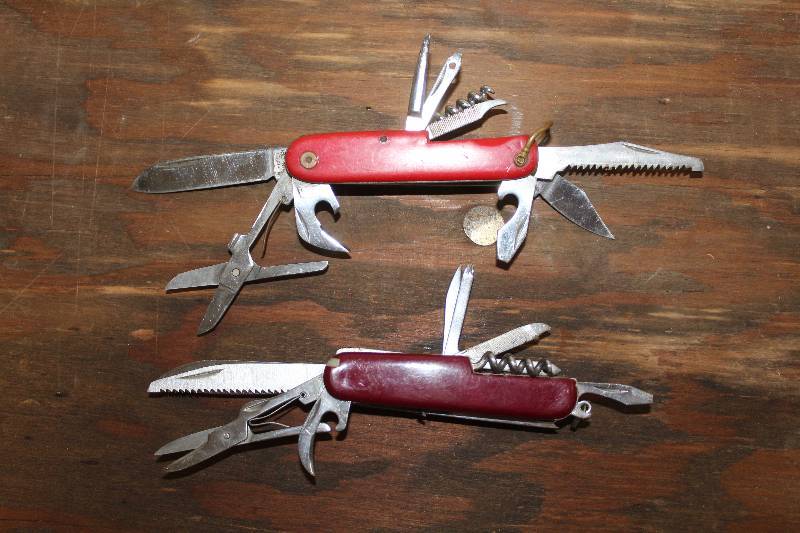 lot 7697 image: Lot of 2 Multi Blade Knives- Swiss Army Style- Cool