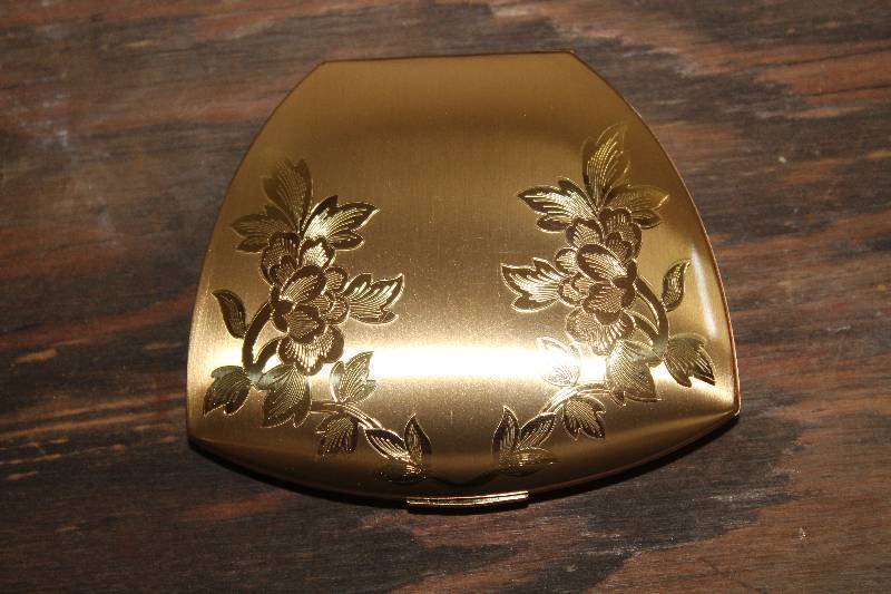 lot 7698 image: Vintage Elgin American Powder Compact - New Old Stock- No. 1290- Neat