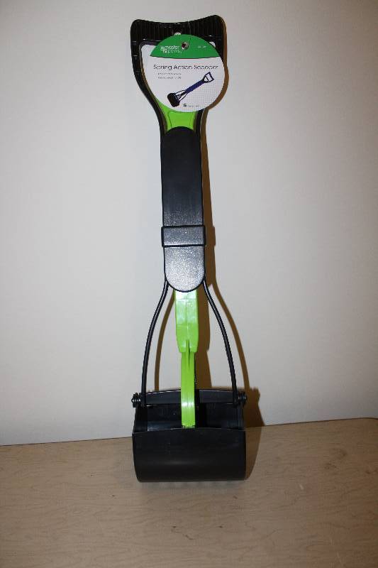 lot 7717 image: MasterPaws Spring Action Poo Scooper