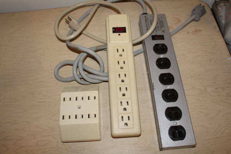 lot 7736 image: Lot of 3 Multi Plugs