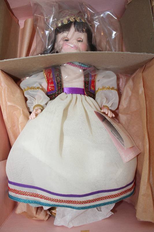 lot 8073 image: Madame Alexander Doll- Salome- Pretty