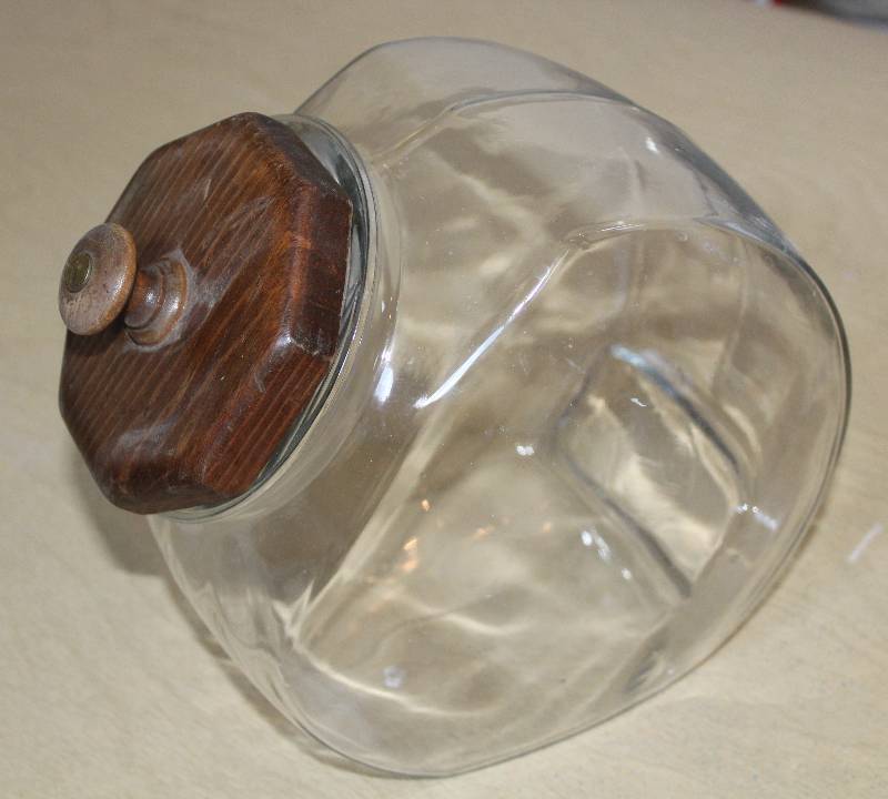 lot 8075 image: Glass CookieCandy Jar- Cool