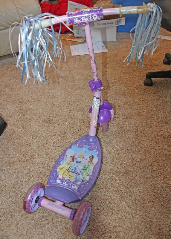 lot 8080 image: Disney Princess Scooter- Cute
