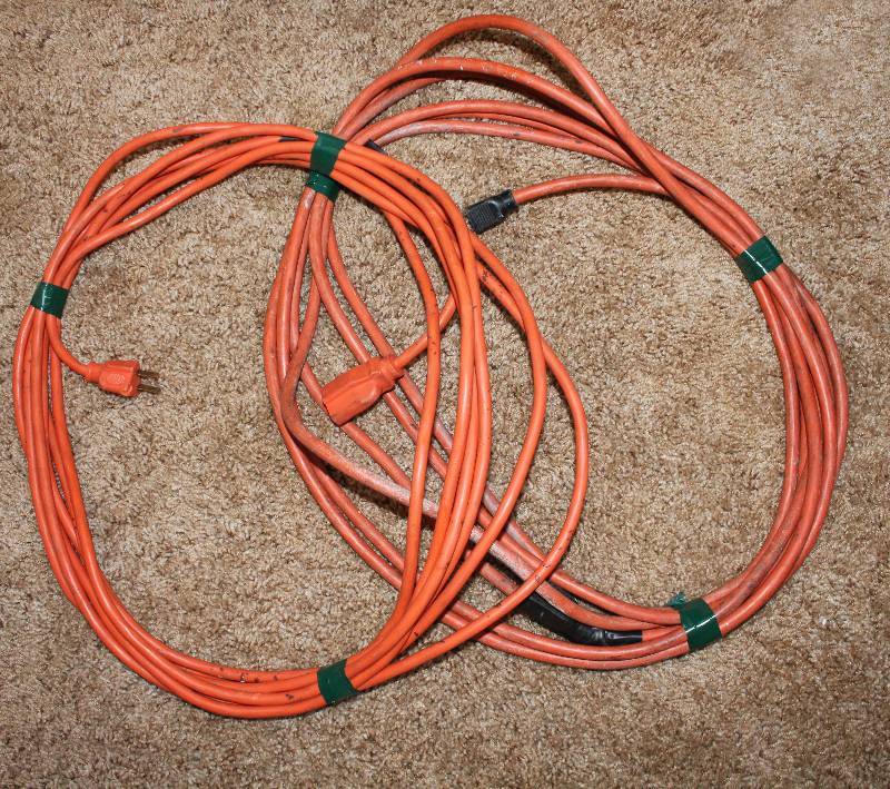 lot 8081 image: Lot of 2 Extension Cords