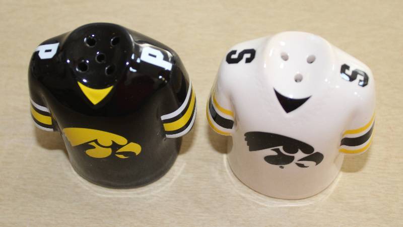 lot 8102 image: Iowa Hawkeyes Salt and Pepper Shakers- Cool