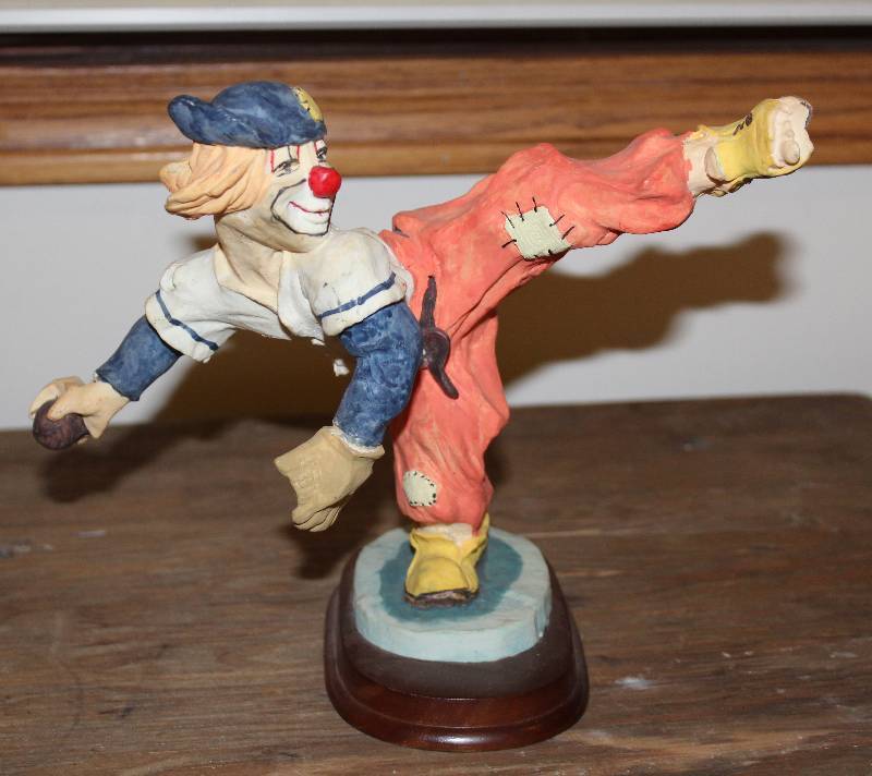 lot 7756 image: Clown Pitcher Figurine- Cute