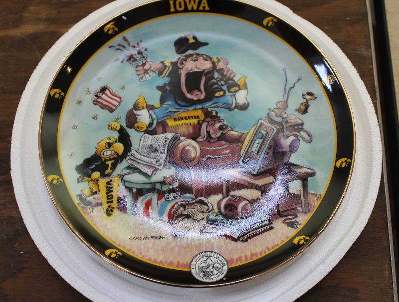 lot 8006 image: Iowa Hawkeyes Collector Plate- Wow