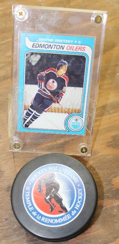 lot 8010 image: Wayne Gretzky Hockey Players Card and Hockey Hall of Fame Puck- Wow