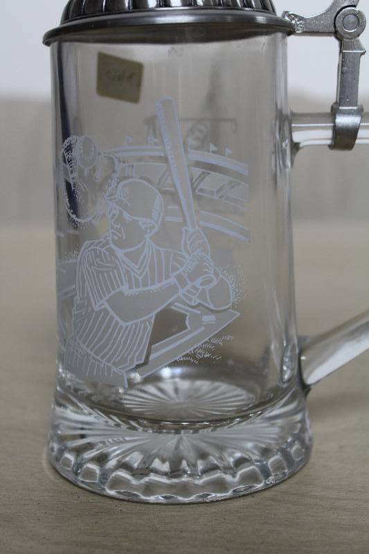 lot 8022 image: Multi Sports Lidded MugStine- Neat