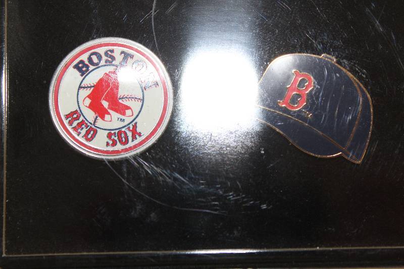 lot 8023 image: Boston Red Sox Pin Gift Set- Check it Out