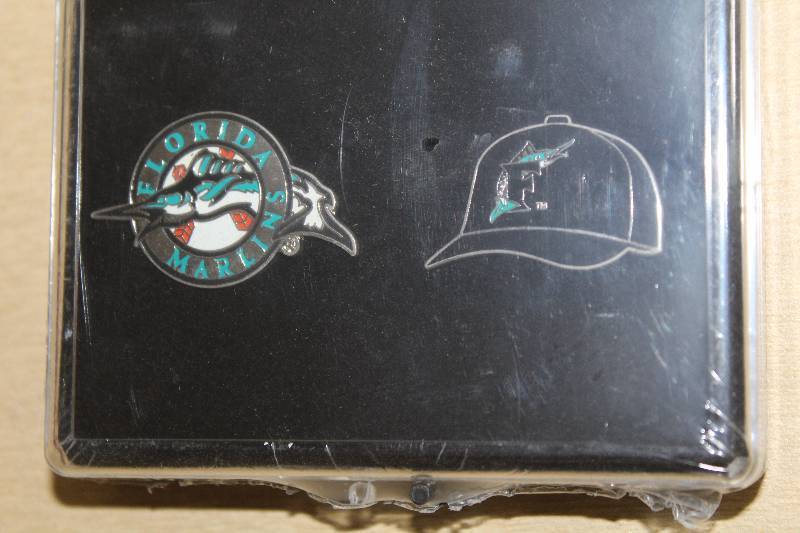 lot 8025 image: Florida Marlins Pin Gift Set- Wow