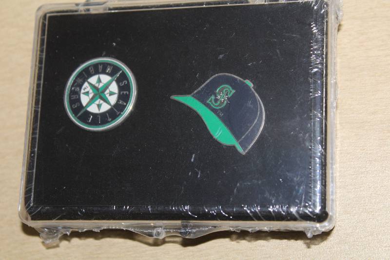 lot 8028 image: Seattle Mariners Pin Gift Set- Unopened