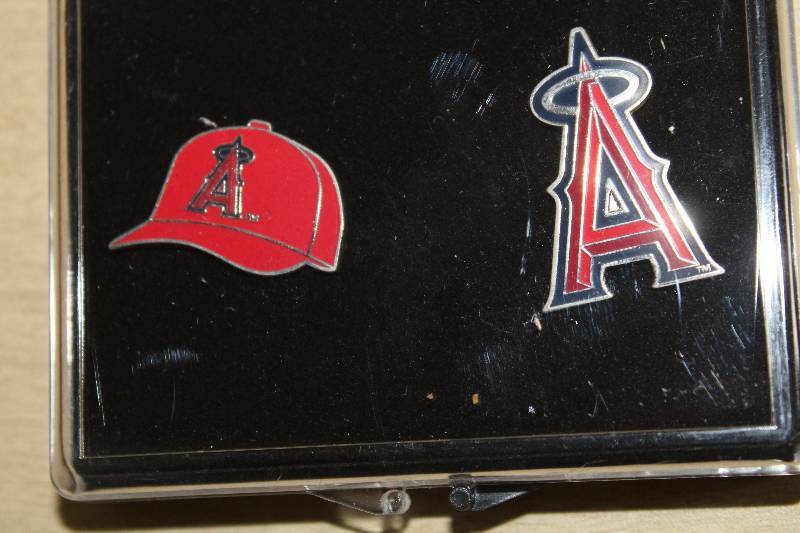 lot 8029 image: Los Angeles Angels Pin Gift Set- Wow