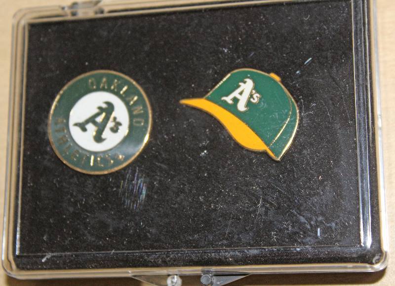 lot 8033 image: Oakland As Pin Gift Set- Wow